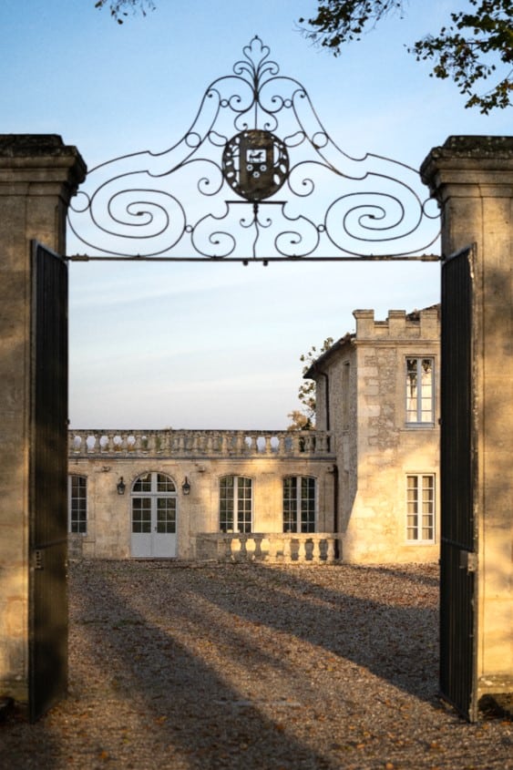 Vue du chateau par le portail